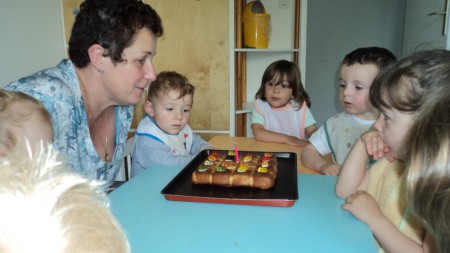 Anniversaire de Patricia qui soufle ses bougies avec l'aide des enfants
