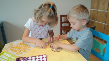 octobre 2014 pose de gommettes pour le tableau d'automne. Quelle concentration!!